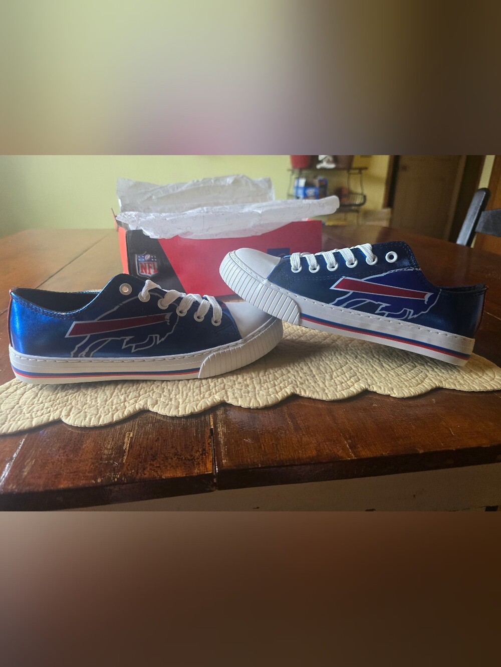 FOCO BRAND NEW
Buffalo Bills Womens Team Color Metallic Low Top Canvas SIZE 7